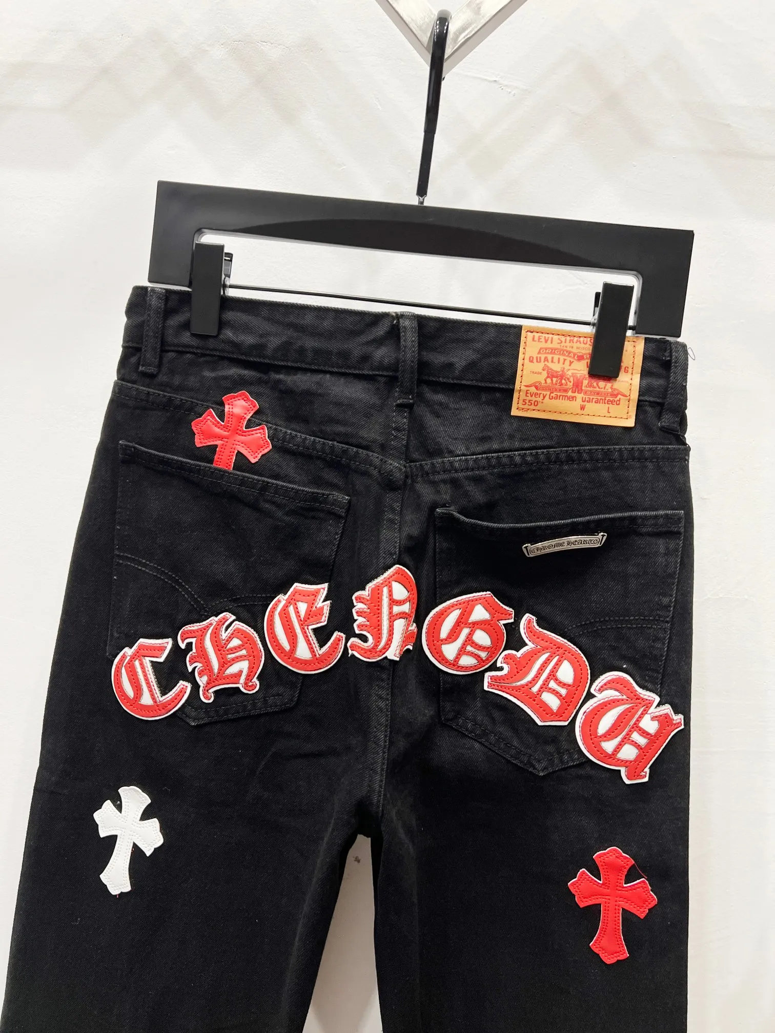 P260 Style number: (K750) Style number: (K550) Chrome Hearts & Chrome Hearts CH city limited series Sanskrit cross patch patchwork leather jeans need to be washed and then disassembled and hand-made. The sheepskin cross leather is then spliced ​​to complete. The whole process is too complicated to describe. The texture can be seen in the hand, and it looks good. The styles with different washed textures are very friendly to people with thin legs and thick legs. The straight version is very flattering to the leg shape. The moderate length is timeless and can be matched easily and casually. It is the basic styling foundation for various styles and is a must-have in the wardrobe! The fabric is stiff but also makes the upper body soft without losing texture. The washing process is even more perfect. It is a must-have item for everyone! ! ! Washed wheat, hang tag, pants label, three labels are complete, the upper body effect is particularly stiff and stylish, super stylish, same style for men and women - Color: Size: 28 30 32 34